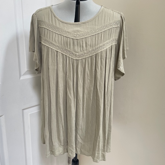 🍀Torrid top with ruffle sleeves and lace embellishments - Picture 8 of 17